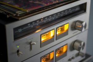 Adverteren op de radio: waarom het nog steeds werkt